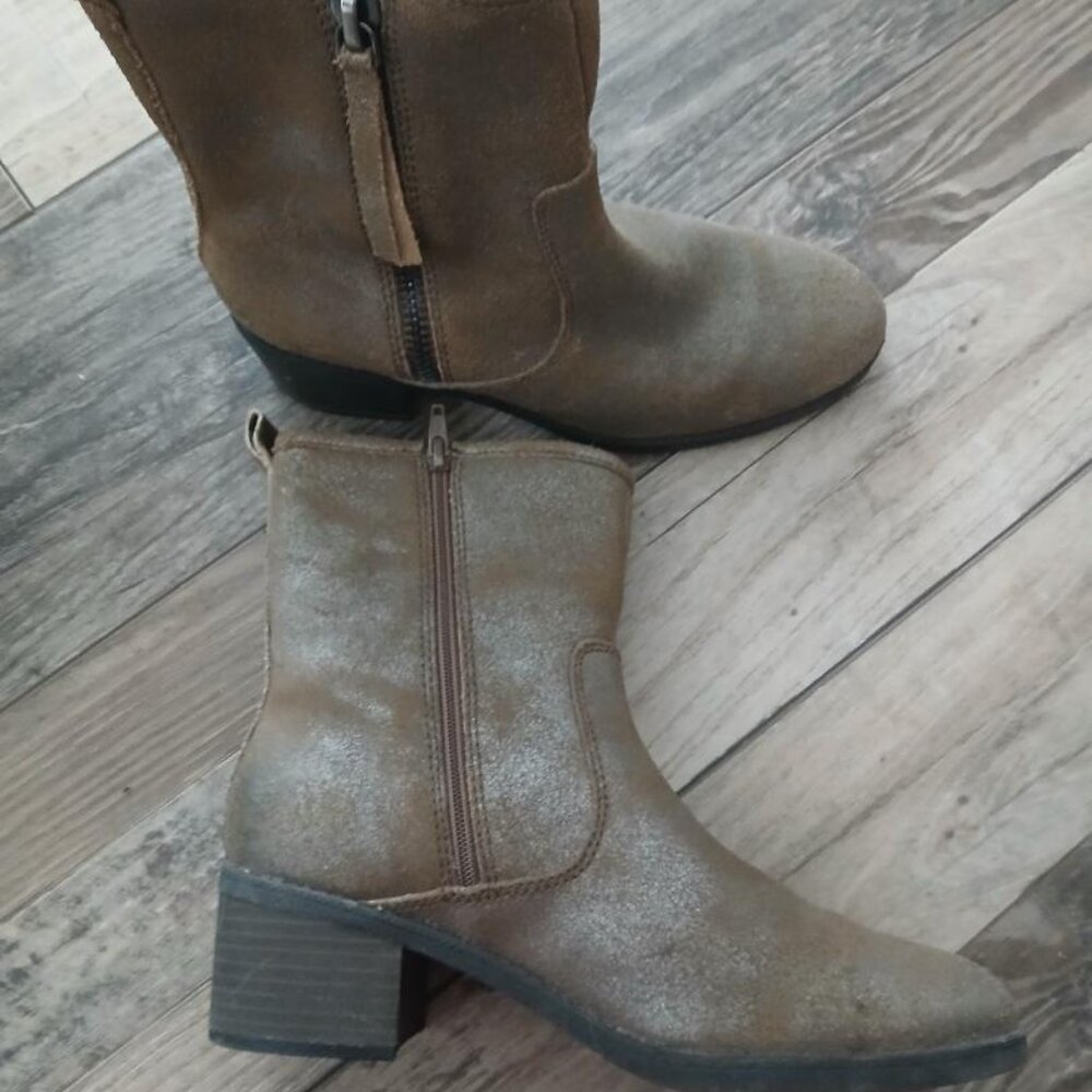 Clark's Distressed Taupe Gray Ankle Boots w/zippers both sides 7.5 slight sheen